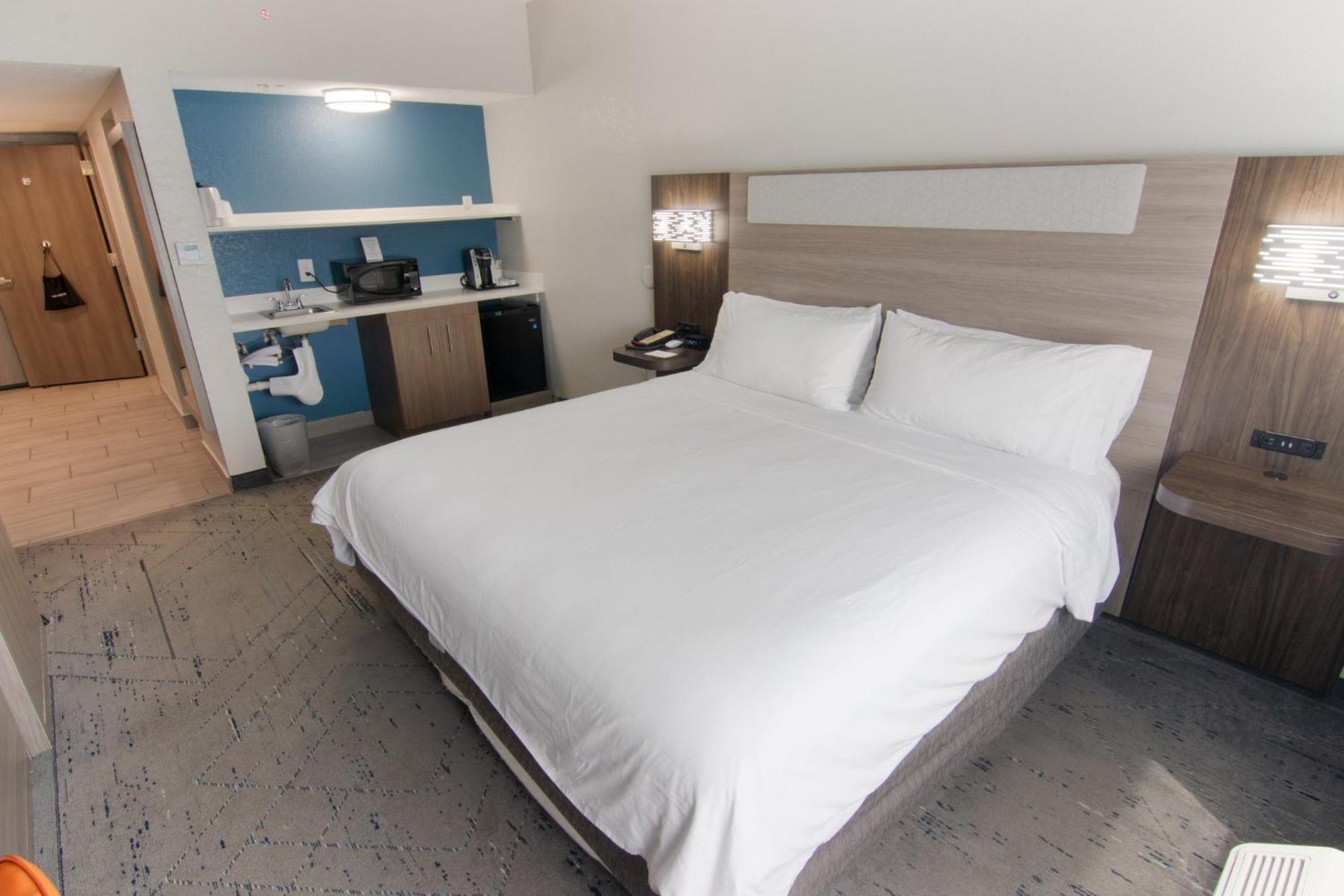 Standard King Room Mobility Accessible Tub